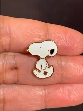 Peanuts: Cute Snoopy Enamel Pin - White & Black
